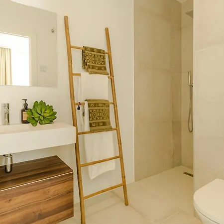 Modern With Heated Pool, Gym & Cinema Villa