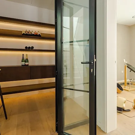 Modern With Heated Pool, Gym & Cinema *