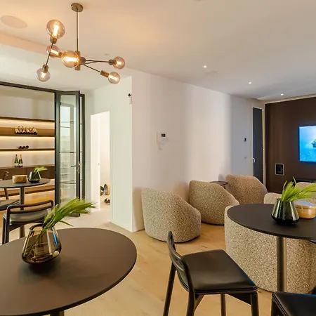 Modern With Heated Pool, Gym & Cinema *