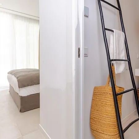 Modern With Heated Pool, Gym & Cinema Villa *